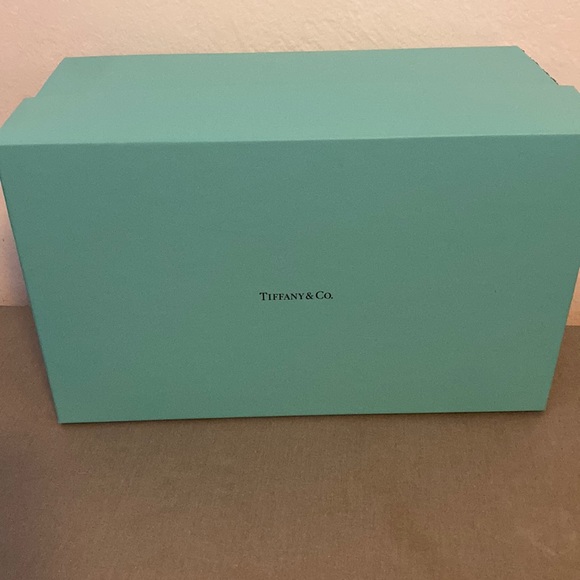 Tiffany & Co. Accessories - Tiffany gift box. Large.